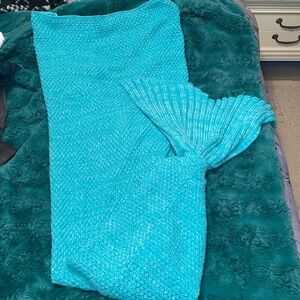 Mermaid Blanket ~ knitted light green